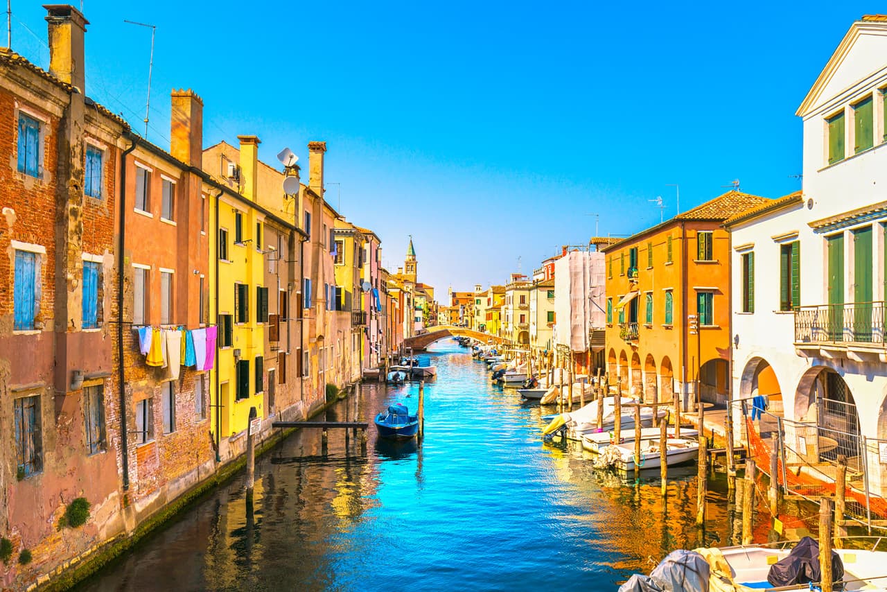 <b>Chioggia (Italia)</b>
<br>
<br>Este pueblo relativamente desconocido está repleto de historia y arquitectura. Está muy cerca de Venecia pero no sufre de ese contaminante turismo masivo que incomoda a residentes y visitantes.
<br>
<br>Es la primera recomendación de viajes para 2022 del diario
<i>The New York Times</i> (www.nytimes.com), que realizó una lista de 52 destinos turísticos que son parte del cambio en la forma como la humanidad se está relacionando con su entorno histórico y natural. En estos lugares se está ayudando a economías deprimidas, se abren los ojos de los viajeros a culturas diferentes y se desarrollan programas ecológicos y beneficiosos para el planeta.
<br>