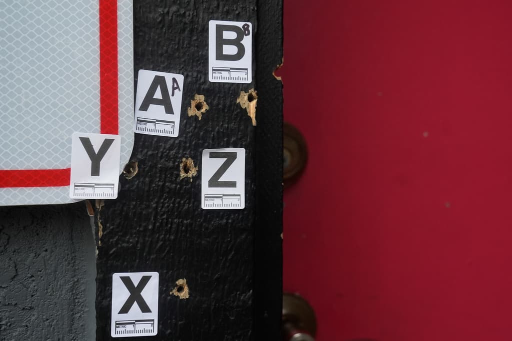 La estructura del salón de eventos Monkey Space, en el 1943 de la avenida Lucile, quedó marcada por los proyectiles utilizados por los atacantes, que según sospechan las autoridades, actuaron contra alguien en específico.