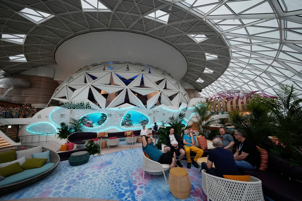 La gente descansa en el área AquaDome de Icon of the Seas.