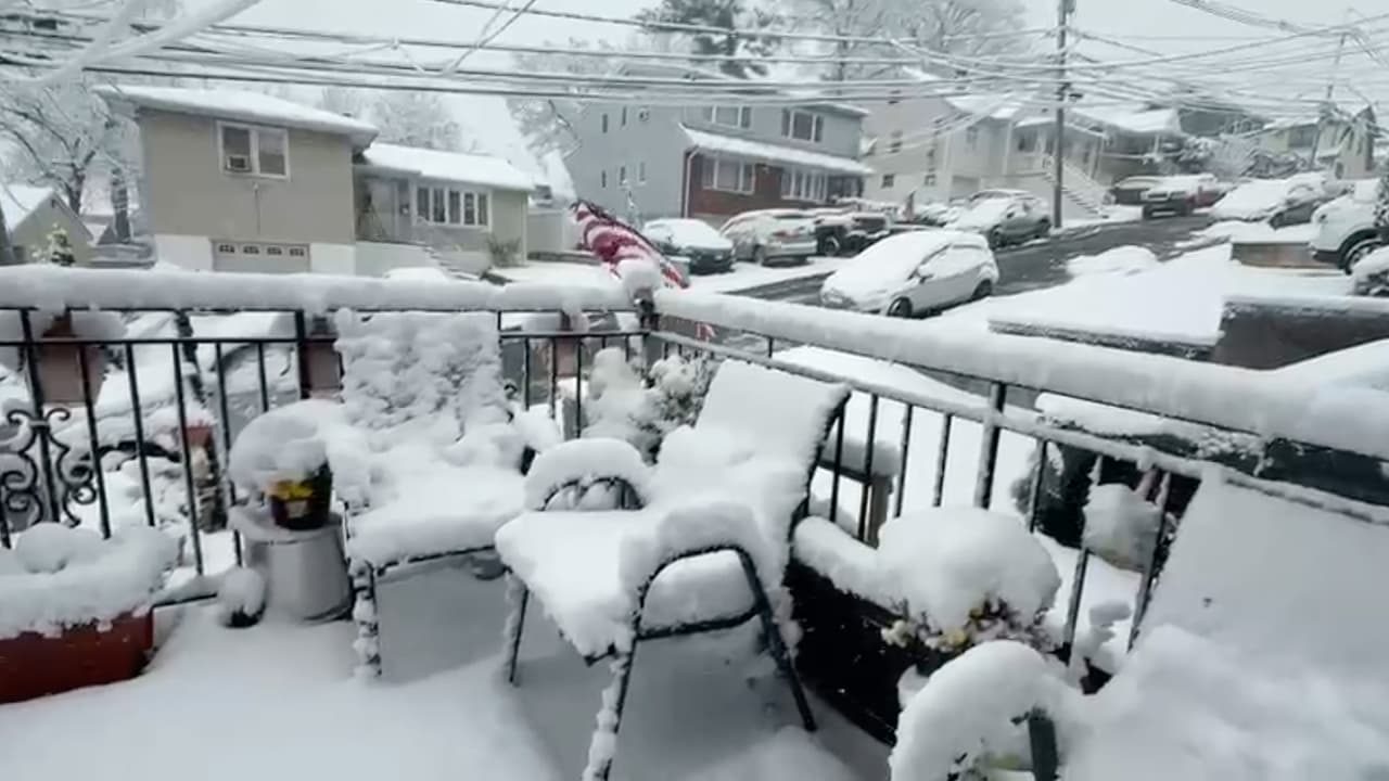 Los residentes de Nueva York, Nueva Jesey y Connecticut despertaron este domingo con
<b>calles cubiertas de nieve</b>, luego de que una tormenta invernal dejara varias pulgadas acumuladas antes de las 8 a.m., marcando el primer evento significativo de la temporada.