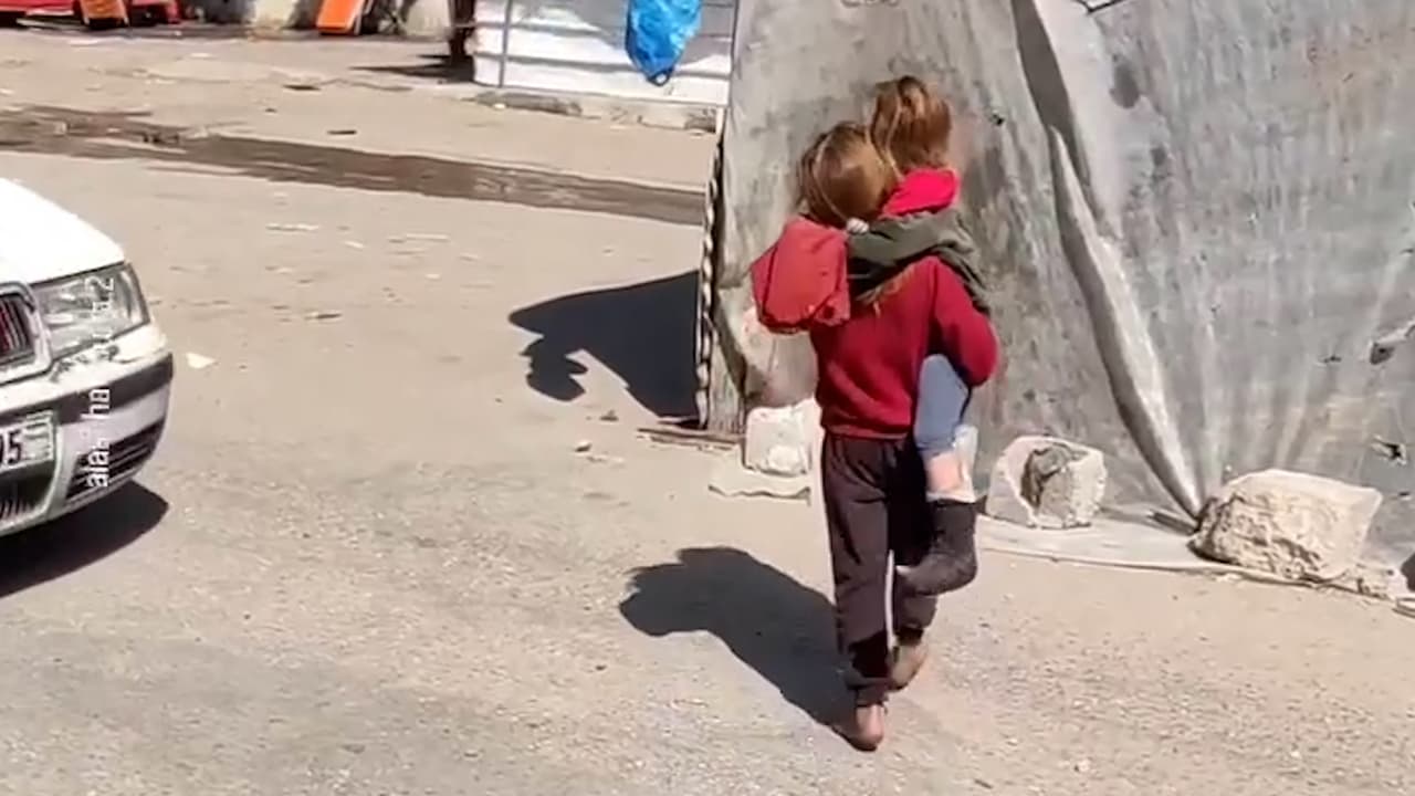 <b>EN VIDEO: Una pequeña cargaba a su hermana en los hombros en Gaza.</b>