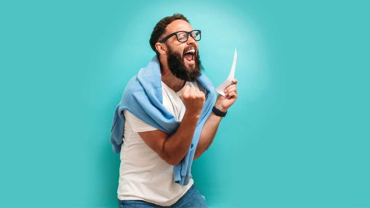 <h3 class="cms-H3-H3">Cobrar: un dilema que parece sencillo </h3>
<b>Ganar no es solo celebrar:</b> hay que decidir entre recibir el dinero de una vez o en pagos durante varios años.
<br>
<b>💰 El efectivo</b> llega rápido, pero es mucho menos de lo que anuncia la lotería.
<br>
<b>💰 La anualidad </b>divide el premio en 30 pagos y aumenta un poco cada año.
<br>Esa decisión marca el camino.
<br>
<b>💰 Si escoges el efectivo</b>, necesitas un plan para que el dinero dure.
<br>
<b>💰 Si eliges la anualidad</b>, ganas tiempo y una estructura más estable.
<br>No hay una opción perfecta, solo una elección que conviene pensar con calma, incluso en medio de la emoción.