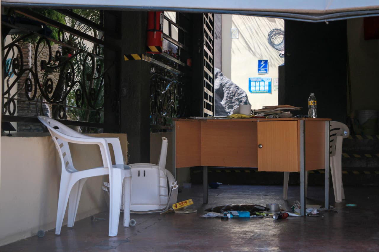 Los primeros reportes llegaron alrededor de la
<b>1:47 de la madrugada del lunes 7 de abril</b>; daban cuenta de un
<b><a href="https://www.univision.com/local/arizona-ktvw/masacre-centro-rehabilitacion-shaddai-culiacan" target="_blank">tiroteo dentro de un sitio identificado con el nombre Shaddai</a></b>.