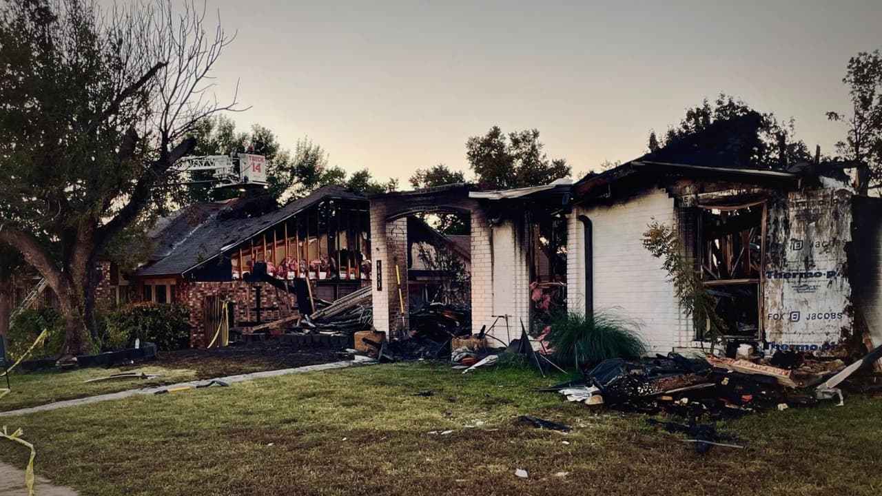 Un estruendo rompió la calma de la madrugada en The Colony. Eran las 12:50 a. m. del lunes cuando
<b>los bomberos recibieron reportes de una explosión en Freeman Drive</b>. Al llegar, encontraron
<b>una casa envuelta en llamas y otras dos viviendas vecinas ardiendo.</b> El fuego, según explicó The Colony Fire Department, se propagó con rapidez y
<b>obligó a un operativo para evitar que el calor alcanzara más hogares. </b>Las llamas fueron contenidas tras varias horas de trabajo entre humo, agua y escombros.