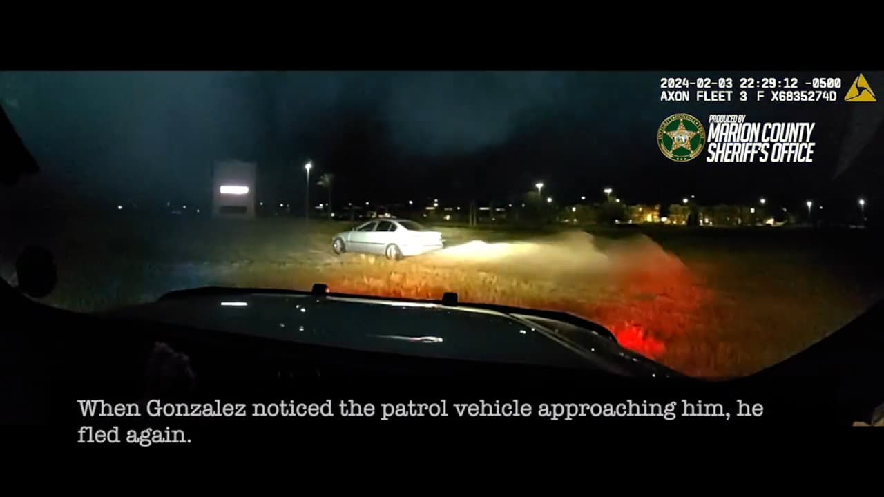 Un video editado publicado por la Oficina del Sheriff en sus redes sociales muestra parte de la persecución y como el auto acelera varias veces para tratar de dejar atrás al agente.