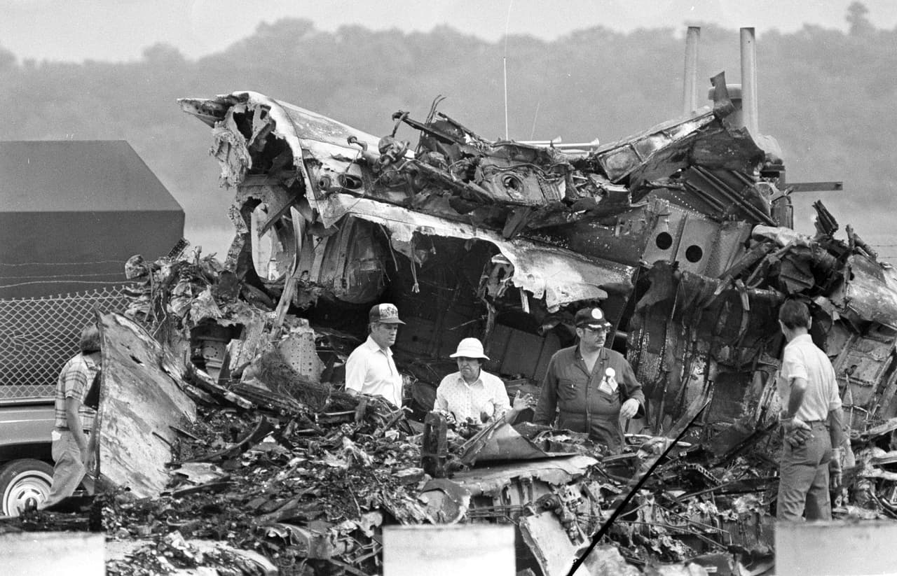 <b>Un avión despegó y se precipitó sobre un vecindario junto al aeropuerto de Nueva Orleans, Louisiana, en 1982</b>. Las investigaciones concluyeron que el accidente fue por una corriente súbita descendente producida por una tormenta eléctrica. Ocho personas del vecindario de Kenner, donde cayó el avión, fallecieron, además de las
<b>145 personas que iban en el avión.</b>