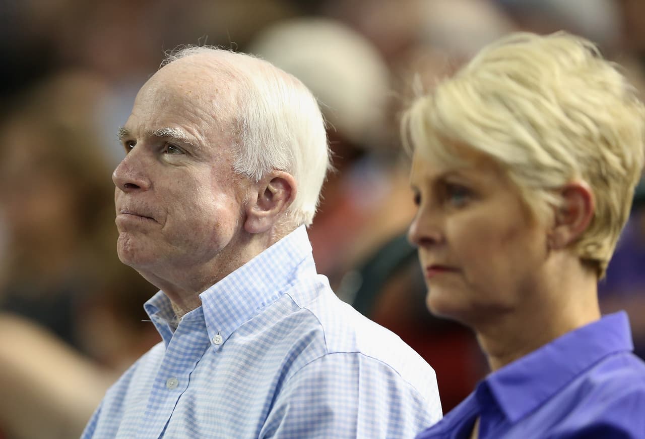 Cindy McCain se burla de la posible censura que recibirá del Partido Republicano de Arizona por apoyar a Biden