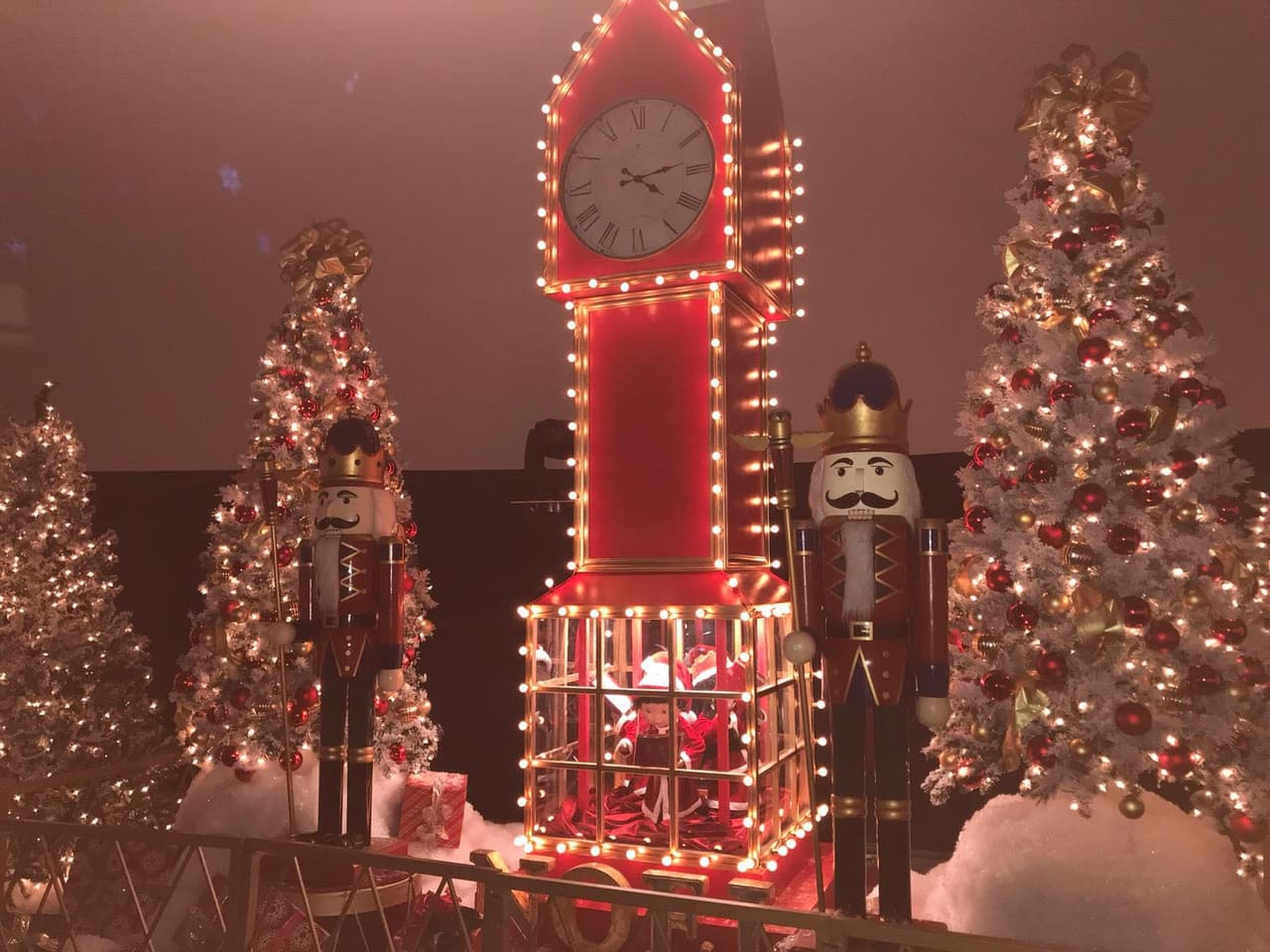 Descubre la diversión y la magia del mundo encantado de Santa.