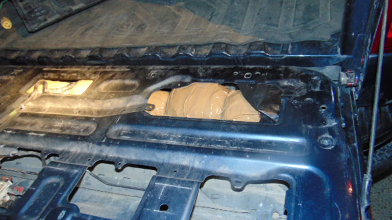 La segunda incautación ocurrió el sábado 24 de agosto, cuando los oficiales de CBP encontraron a un hombre de 24 años que conducía un sedán Ford, en el cual encontraron 95 paquetes con aproximadamente 96 libras de metanfetamina, cinco libras de heroína negra y una libra de pastillas de fentanilo.