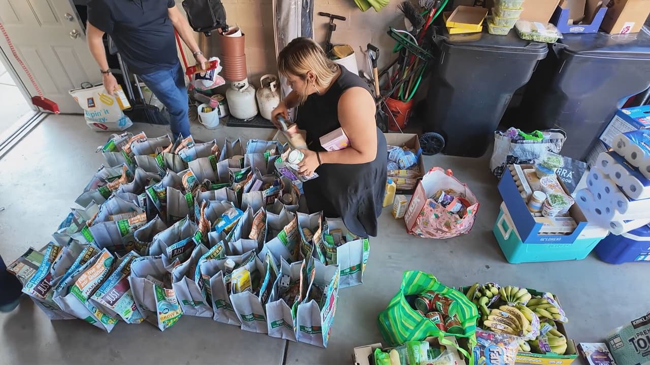 Dos
<a href="https://www.univision.com/local/chicago-wgbo/redadas-ice-ayuda-migrantes-despensas-miedo-comunidad-chicago">hermanas mexicanas, están dedicadas a llevarle despensas gratis a familias que tienen miedo.</a> Ellas reciben donaciones, las organizan y luego con sus propios vehículos van de puerta en puerta haciendo las entregas.