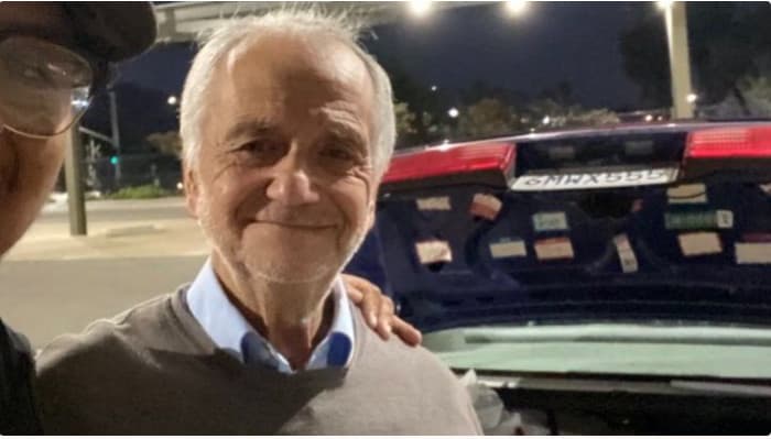 Un maestro de 77 años que vive en su auto recibe $27,000 recolectados por uno de sus antiguos estudiantes