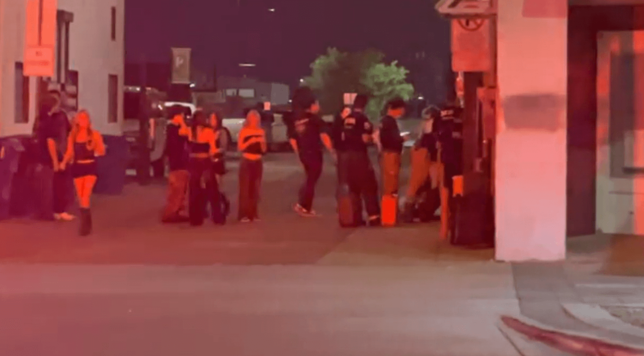 La policía informó que una
<b>posible fuga en el inmueble</b> provocó que
<b> al menos un asistente se desmayara</b>; varias personas más, un bombero entre ellas, reportaron sentirse mareadas.