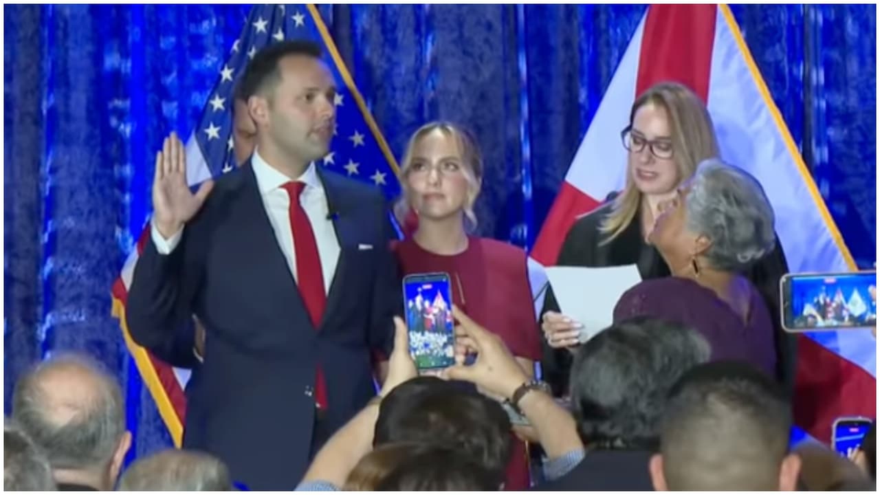 Bryan Calvo firmó sus primeras órdenes ejecutivas tras juramentarse como alcalde de Hialeah