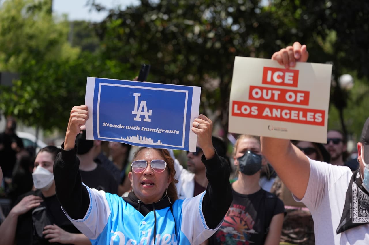 Cómo se diferencia la reacción de Trump ante las protestas en Los Ángeles con la que tuvo en el asalto al Capitolio en 2021