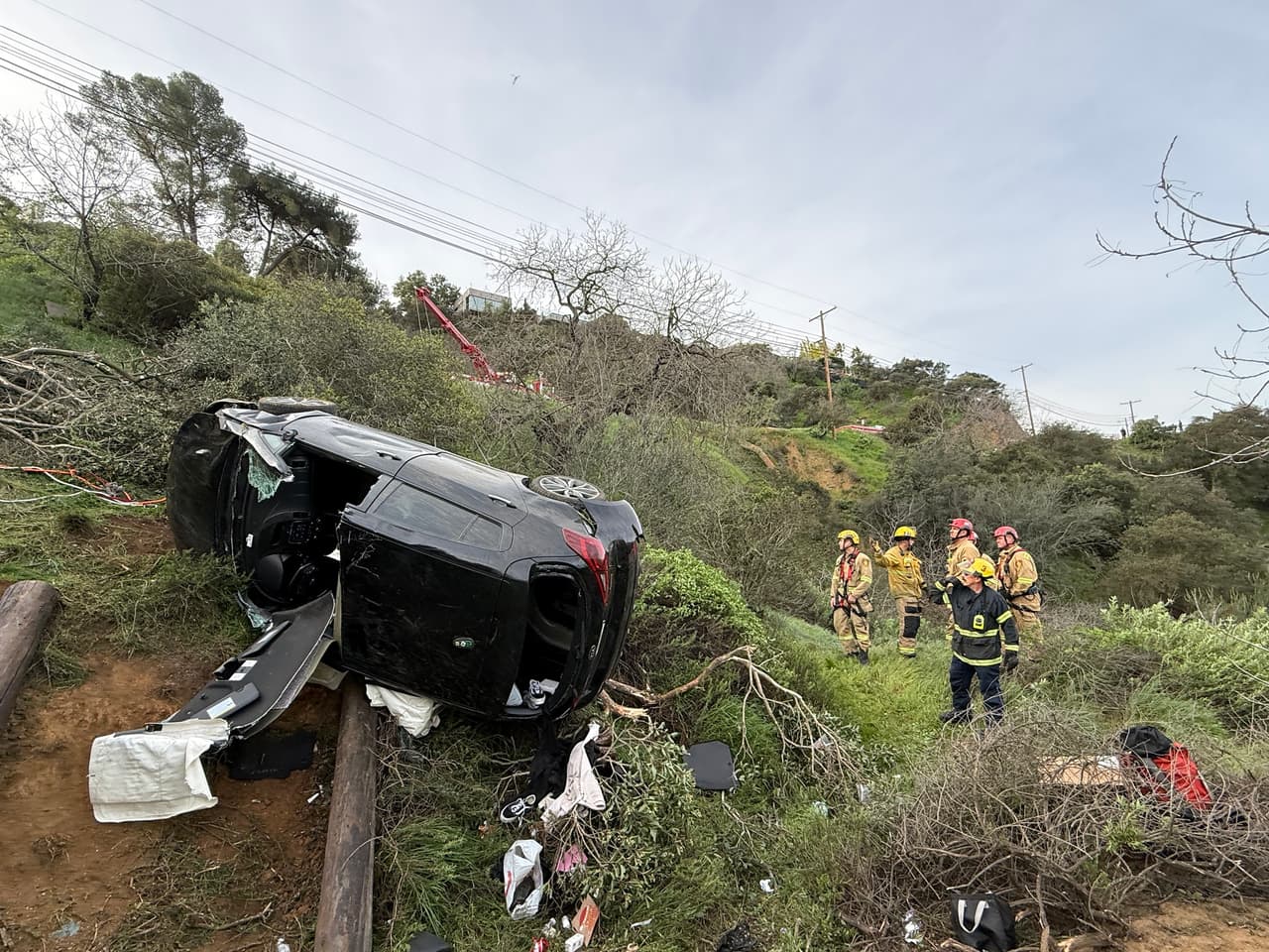 Una mujer de 30 años fue rescatada esta mañana después de que su vehículo cayera por un acantilado en Mulholland Drive, Studio City. La víctima fue transportada a un centro de trauma local en estado grave pero estable.