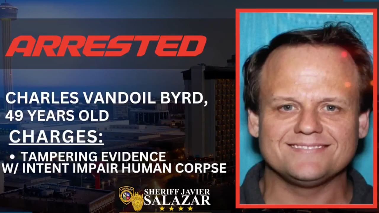 Un hombre fue arrestado luego de que presuntamente asesinara a su esposa y mantuviera su cadáver en su casa durante más de un mes, en el sur del Condado Bexar.
<br>
<br>El sospechoso fue identificado como Charles Vandoil Byrd, de 49 años.