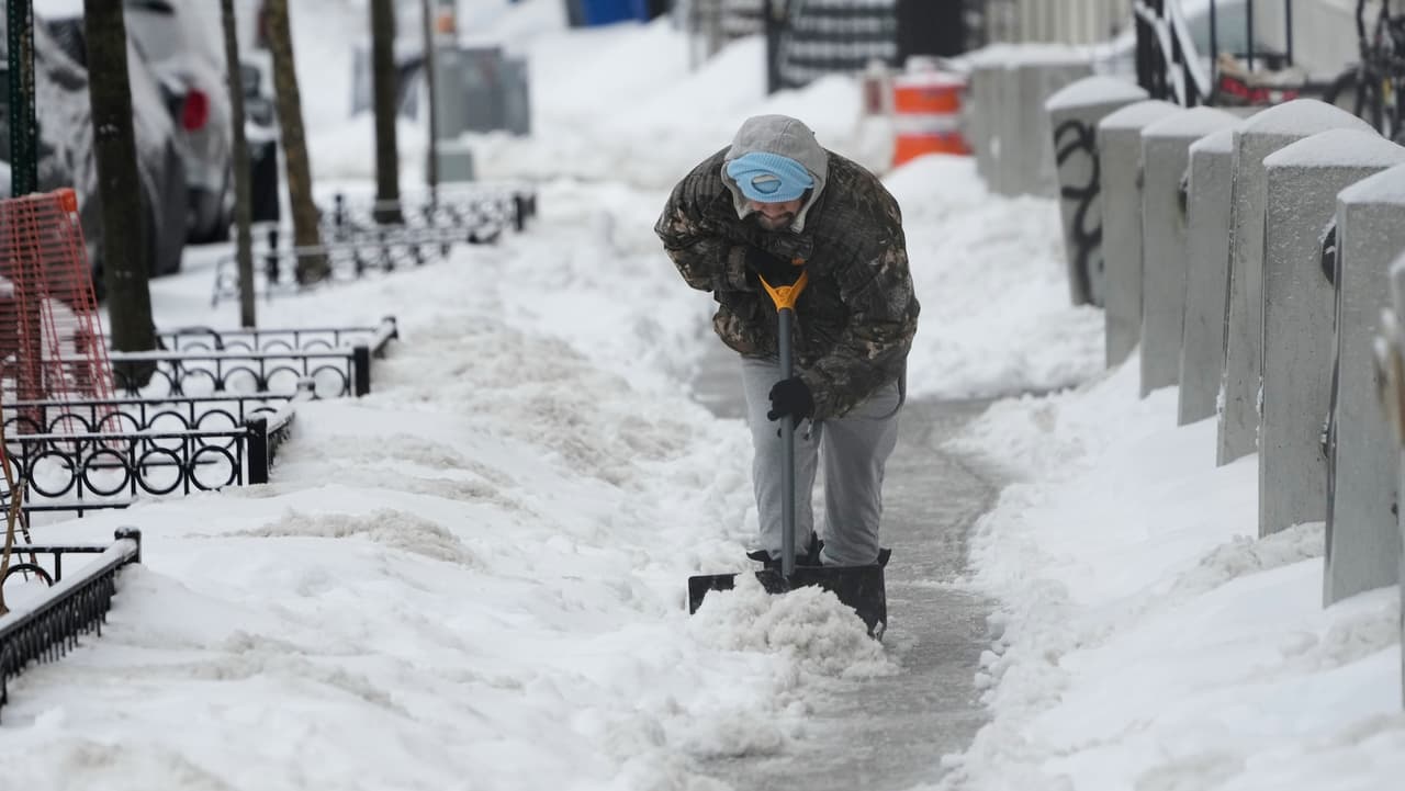 Cómo remover nieve de forma segura y evitar riesgos de salud o lesiones