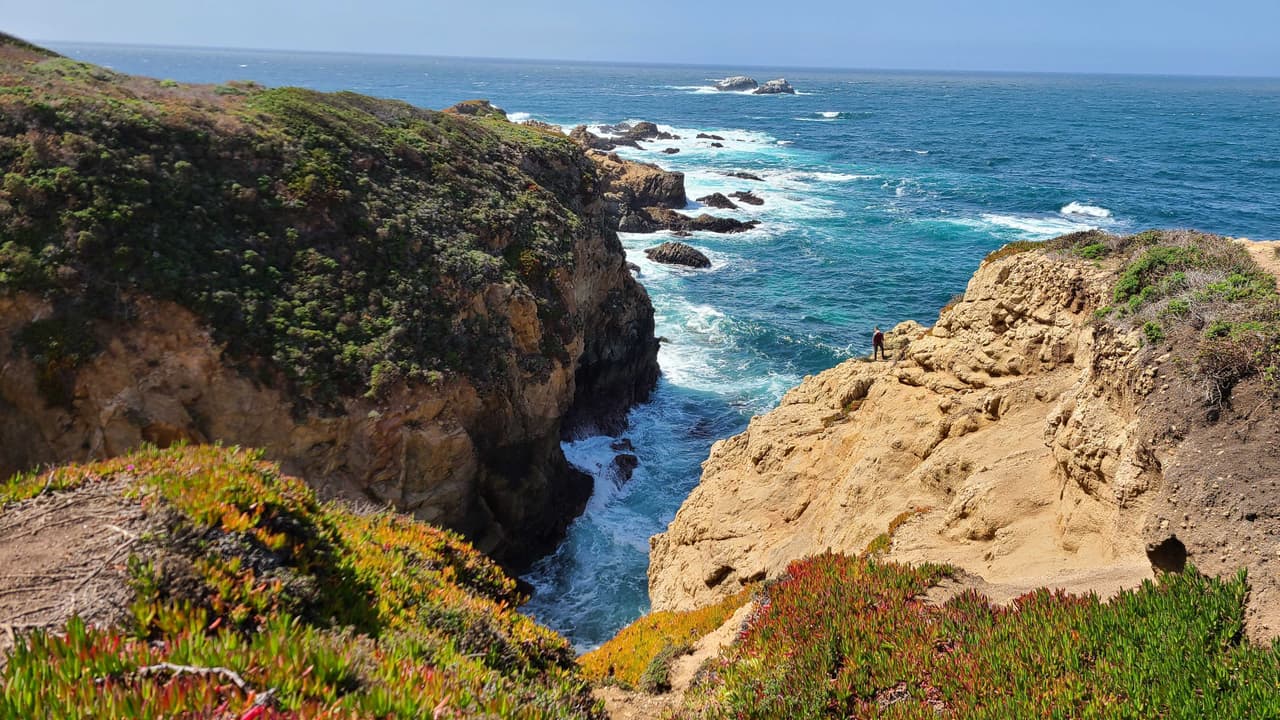 Esta es la vista desde Garrapata State Park, tiene dos millas de playa, con caminatas costeras y una subida de 50 pies a una hermosa vista del Pacífico.