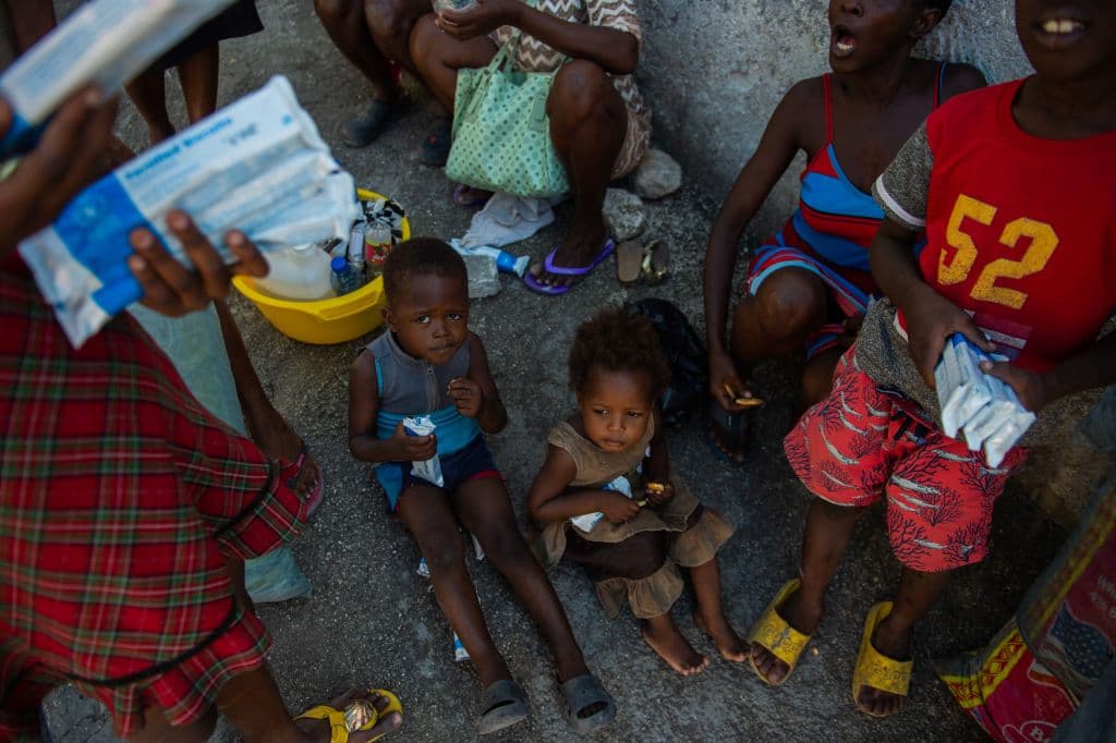 Familias desplazadas de sus hogares en barrios afectados por la
<a href="https://www.univision.com/noticias/mundo/mas-de-200-personas-muren-violentamente-fin-de-semana-haiti">violencia de las bandas armadas en Puerto Príncipe, Haití, el 31 de octubre de 2024. </a>Según la Organización Internacional para las Migraciones, más de 160,000 personas están desplazadas por la violencia en el área metropolitana de la capital.