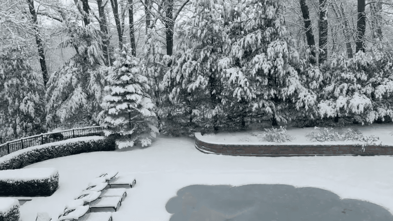 El transporte público se vio afectado desde temprano, con retrasos en las líneas 1, A y R del metro de Nueva York, mientras que carreteras congestionadas complicaron los traslados matutinos.