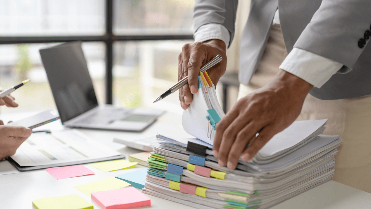 <h2 class="cms-H2-H2"><b>Esto debes hacer para ahorrar dinero con el impuesto de propiedad</b></h2>
<br>Primeramente, debes solicitar al homestead exemption en el condado donde vivas. Para poder solicitar, la casa debe ser tu residencia principal. El formulario que debes llenar se llama “Form 50-114” y usualmente las fechas son del 1 de enero al 30 de abril.
<a href="https://comptroller.texas.gov/taxes/property-tax/county-directory/" target="_blank">Entra a este enlace para ver la información del condado donde vives.</a> El resto de los ahorros lo verías reflejado cuando pagues impuestos.