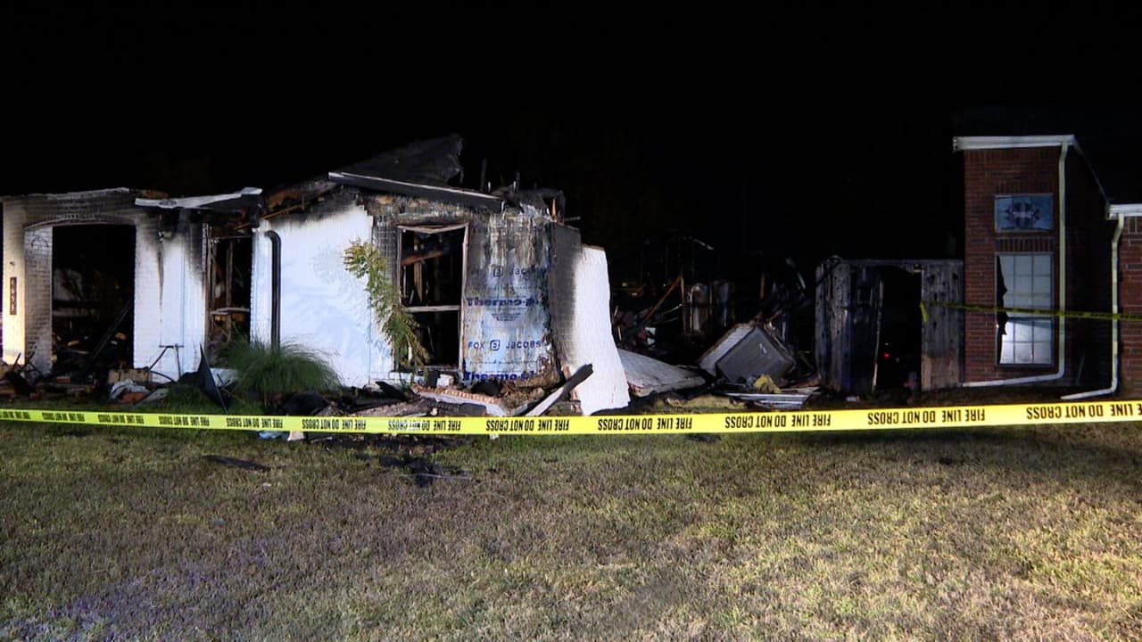 <h3 class="cms-H3-H3">Lo que debe saber hoy</h3> La zona de Freeman Drive
<b>permaneció varias horas con acceso restringido</b> mientras se retiraban los escombros.
<br>Si vives cerca, evita acercarse a las viviendas afectadas,
<b>el calor residual puede reavivar el fuego.</b>
<br>
<b>Revisa los detectores de humo</b> y asegúrese de que funcionen correctamente.
<br>En caso de oler gas o humo,
<b>llama de inmediato al 911.</b>
<br>El incendio fue contenido, pero
<b>el susto quedó encendido en el vecindario.</b>