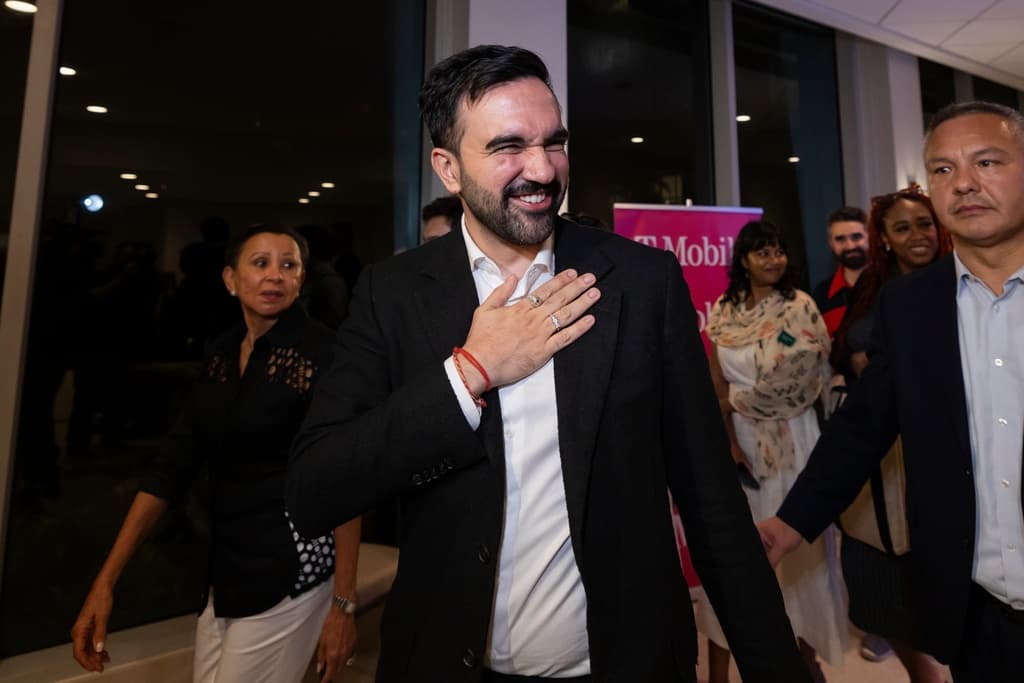 Antes de participar en otras actividades, tan pronto llegó el 7 de noviembre a la isla,
<b>Mamdani ofreció un un mensaje claro a los políticos y cabilderos congregados en SOMOS</b>. Junto a la
<b><a href="https://www.univision.com/local/nueva-york-wxtv/nydia-velazquez-es-reelegida-como-congresista-por-nueva-york-segun-ap-video" target="_blank">legendaria congresista demócrata Nydia Velázquez</a> </b>comentó que ya había comido
<b>mofongo</b>, antes de subir al escenario de la conferencia, en el hotel Caribe Hilton.