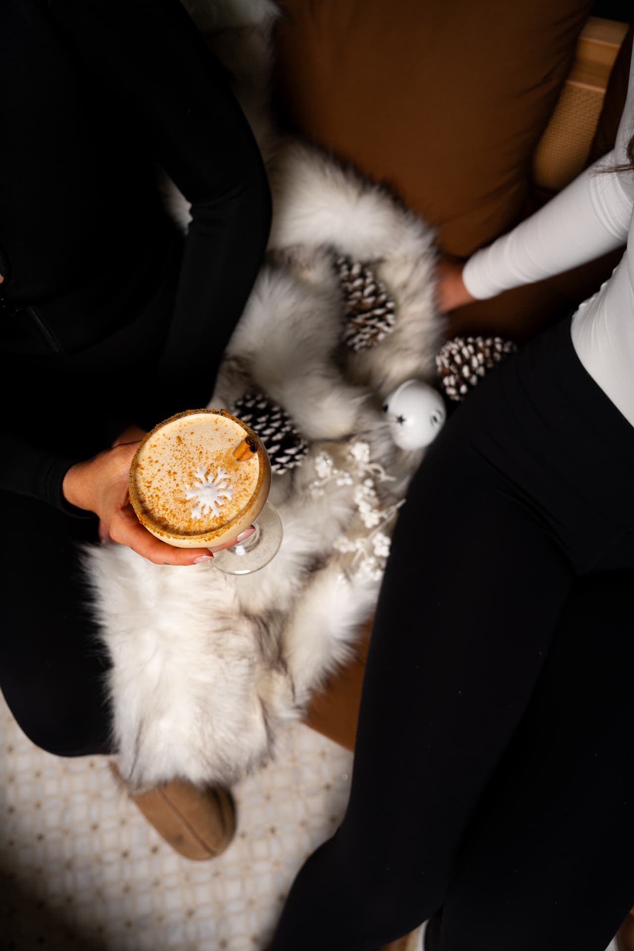 <b>Bebidas y Platillos con Toque Alpino Retro. </b>El menú especial de la temporada incluye bebidas calientes y sabores inspirados en estaciones de esquí clásicas. Las presentaciones detalladas aportan un toque visual perfecto para una foto gastronómica navideña.