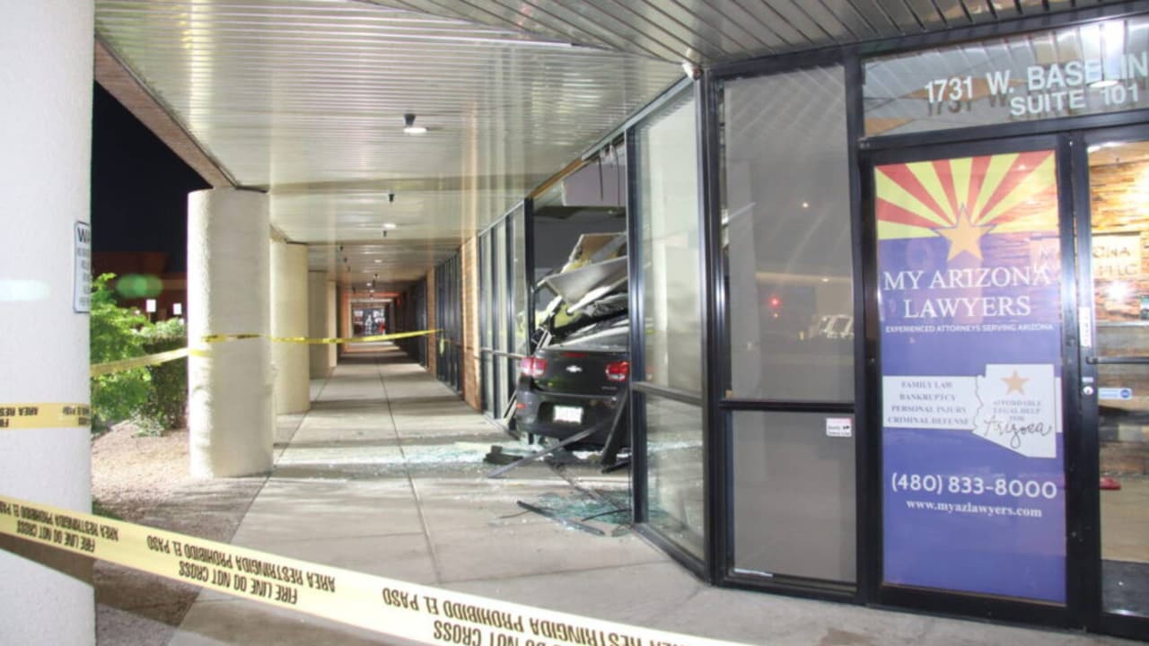 Terminaron estrellándose contra edificio en Mesa: Padre habría dejado conducir a su hija de 13 años