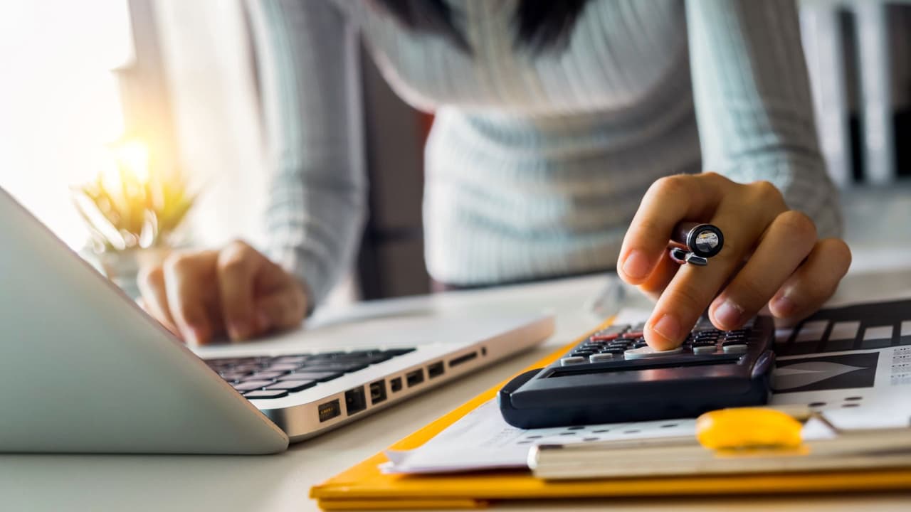 <h3 class="cms-H3-H3">Impuestos: la realidad detrás del cheque </h3>
<br>
<br>El premio que aparece en los titulares
<b>nunca es el que llega a la cuenta.</b>
<br>La lotería descuenta de entrada un 24% federal, y al final la tasa puede subir hasta el 37% según ingresos.
<br>Si el ganador no es residente
<b>, la retención suele ser del 30%. </b>
<br>A esto hay que sumar los impuestos estatales: algunos, como Nueva York, cobran bastante, otros, como Texas o Florida, no cobran nada.
<br>El resultado es que
<b>casi la mitad del premio se esfuma en retenciones. </b>
<br>La cifra sigue siendo grande, pero es mejor entrar sabiendo la verdad.