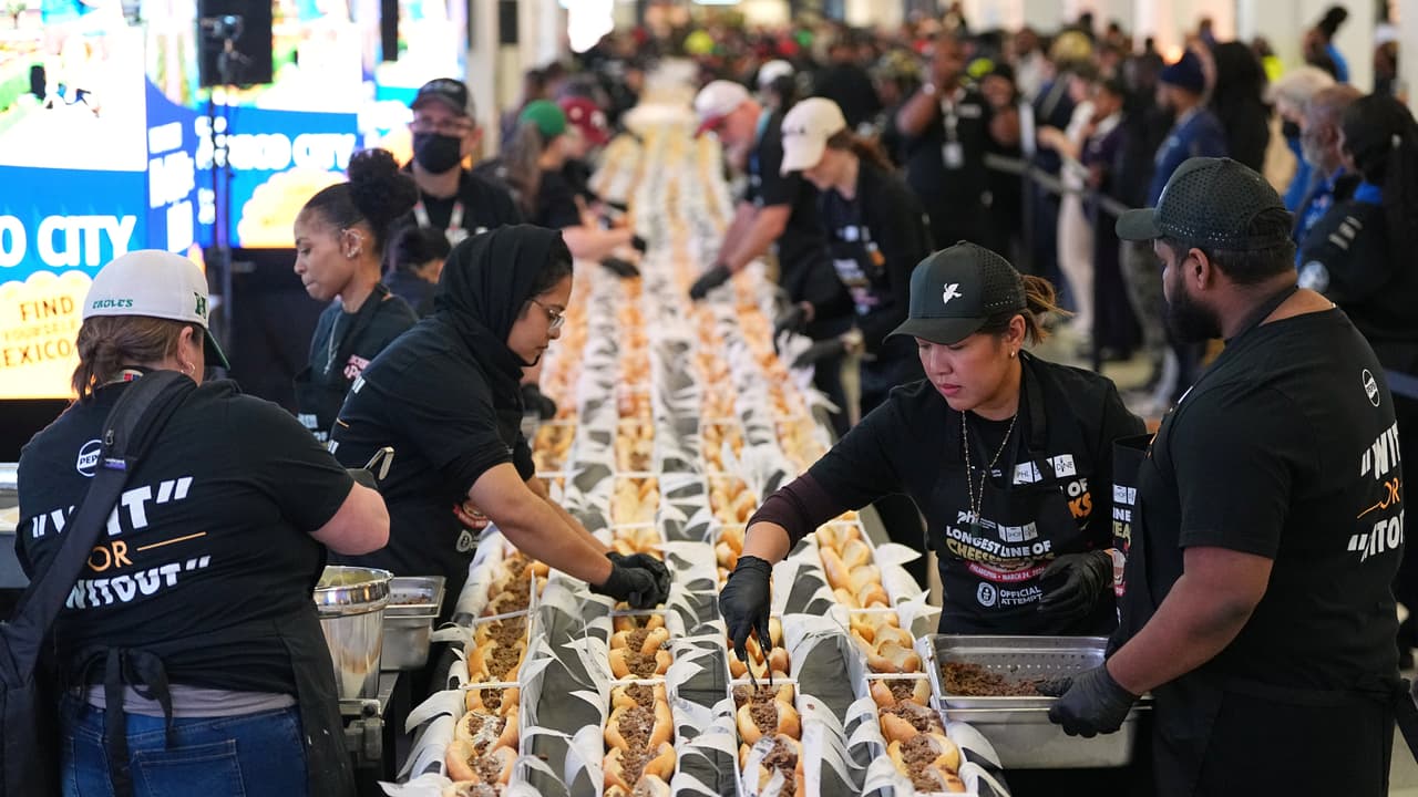 Aeropuerto de Filadelfia rompe Récord Guinness por la fila más larga de Cheesesteak