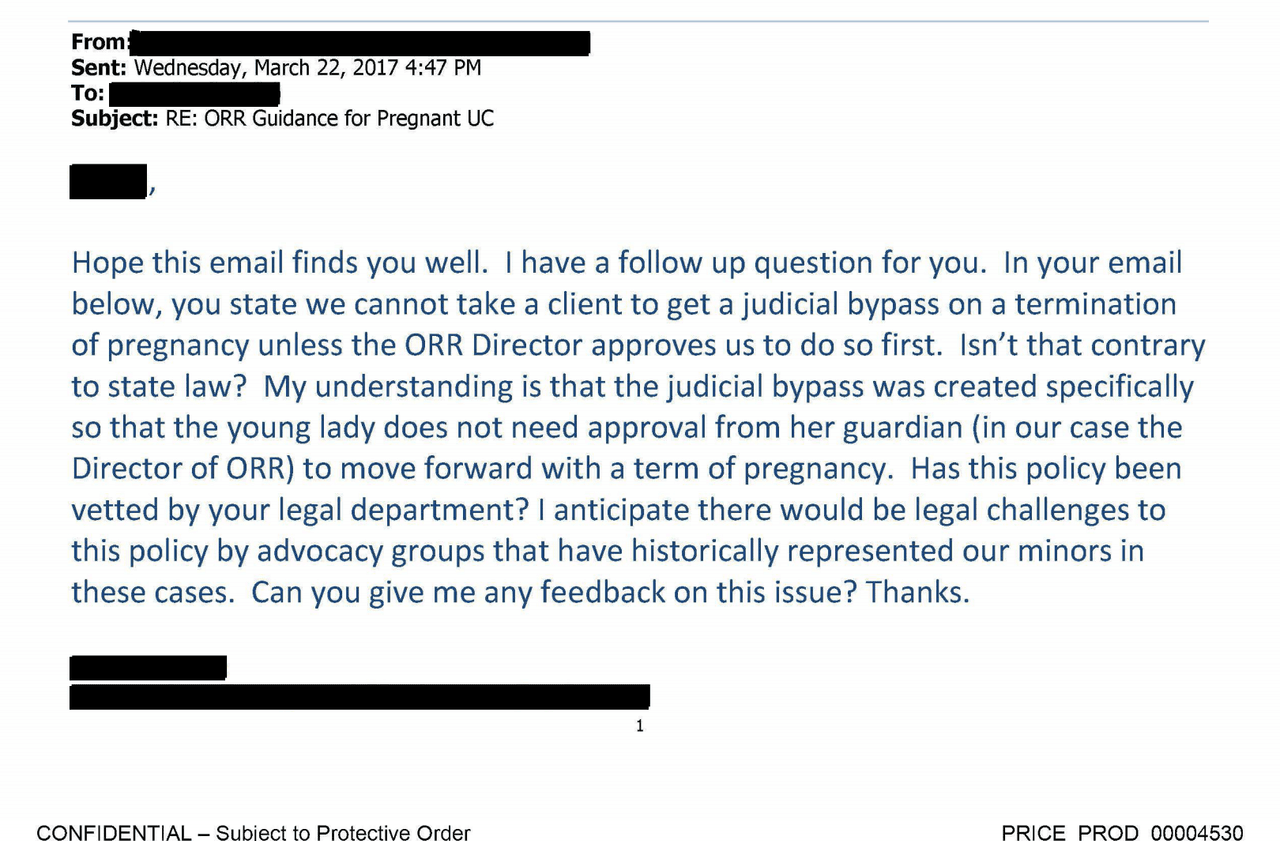 Emails aportados por la ACLU en los que un empleado cuestiona la nuevo orden de Scott Lloyd que le da poder sobre todos los abortos de menores bajo custodia.