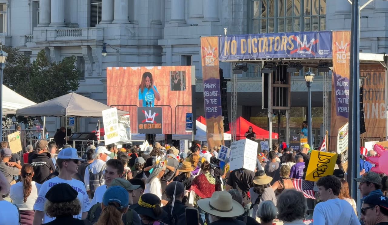 Manifestantes desafían el sol californiano para rechazar políticas de Trump en San Francisco