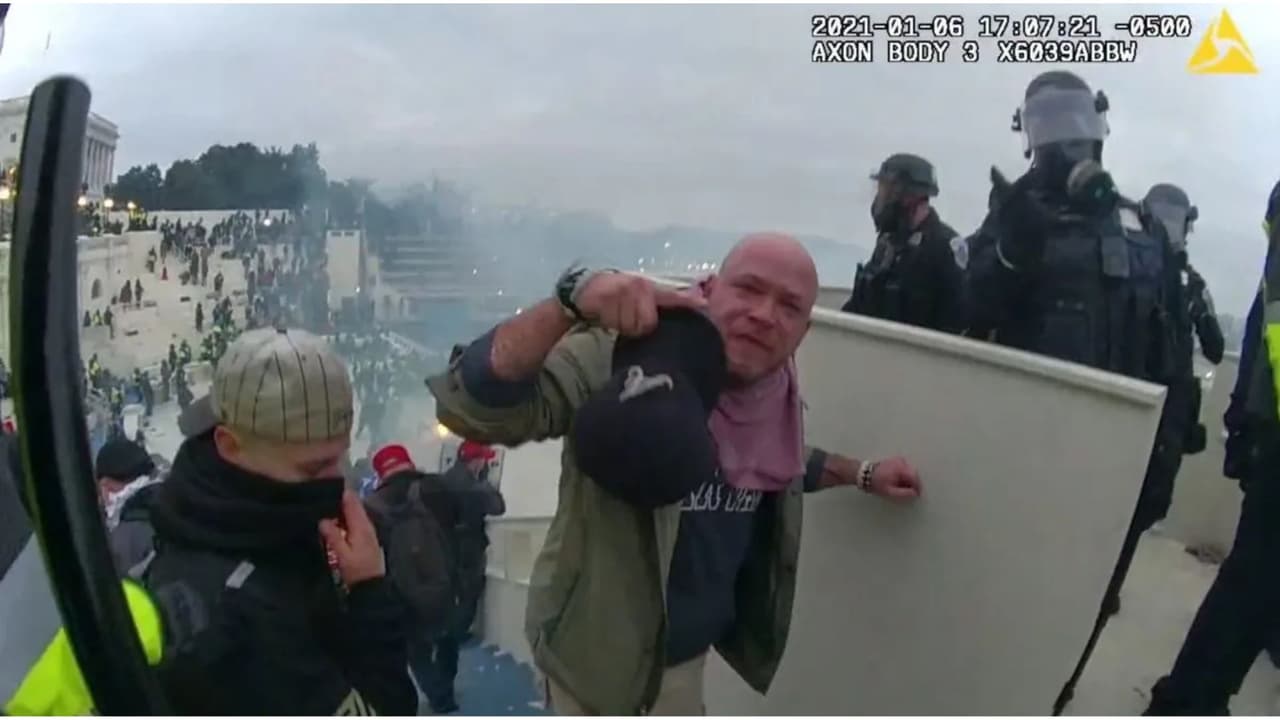 Indultado por Trump tras el asalto al Capitolio recibe cadena perpetua por abuso infantil