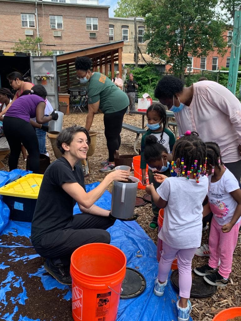 Durante una visita a East New York Farms en Brooklyn en junio de 2022, Sara Perl Egendorf explica cómo mezcló compost de Red Hook Farms, también en Brooklyn, con sedimentos del Banco de Suelo Limpio de NYC.