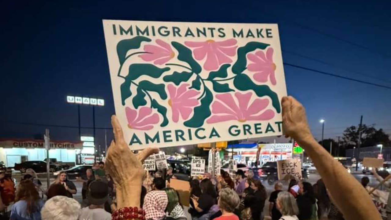 Las autoridades locales no han revelado todavía las nacionalidades de los detenidos ni el estatus migratorio de quienes fueron trasladados a centros de procesamiento. Tampoco se ha informado cuántas de las personas serán puestas en procedimientos de deportación.