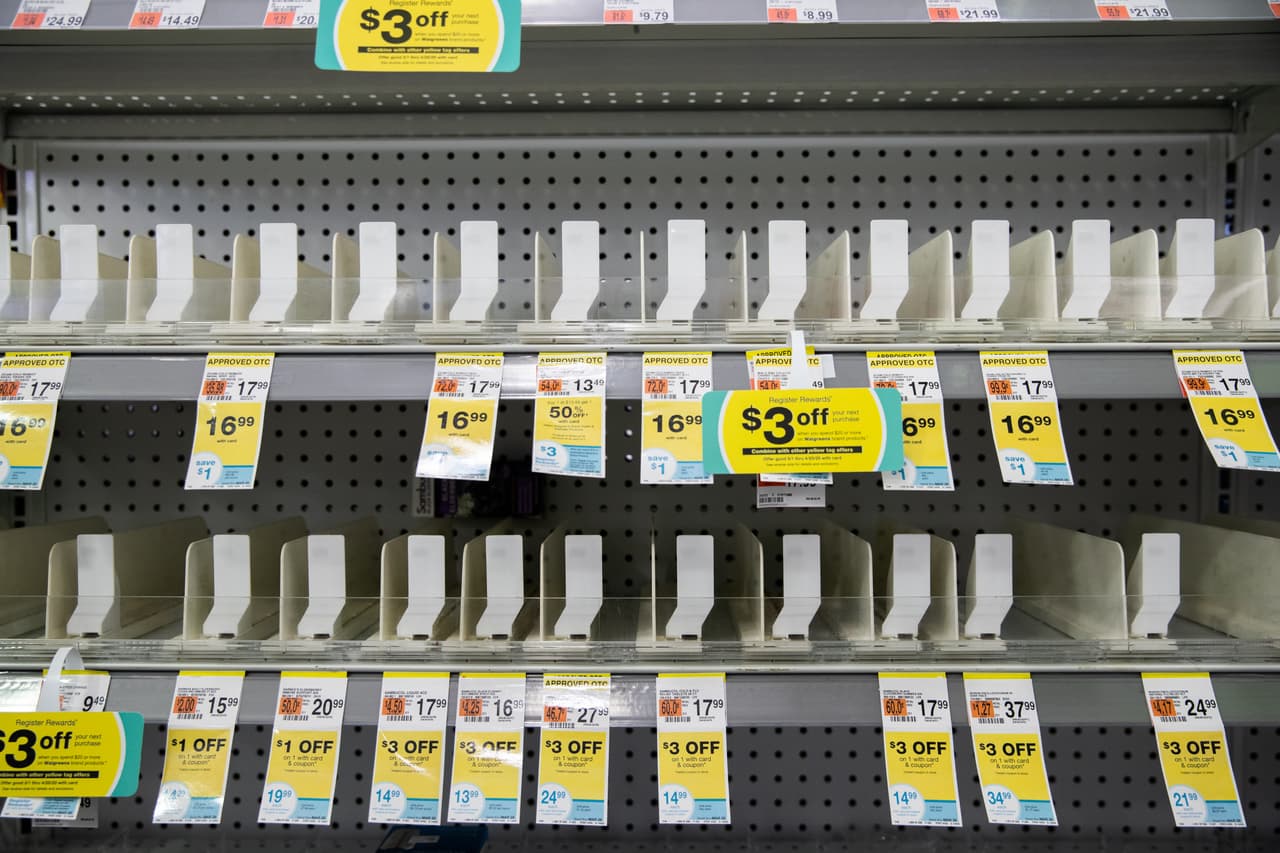 Estantes vacíos tras la crisis de coronavirus en la ciudad.