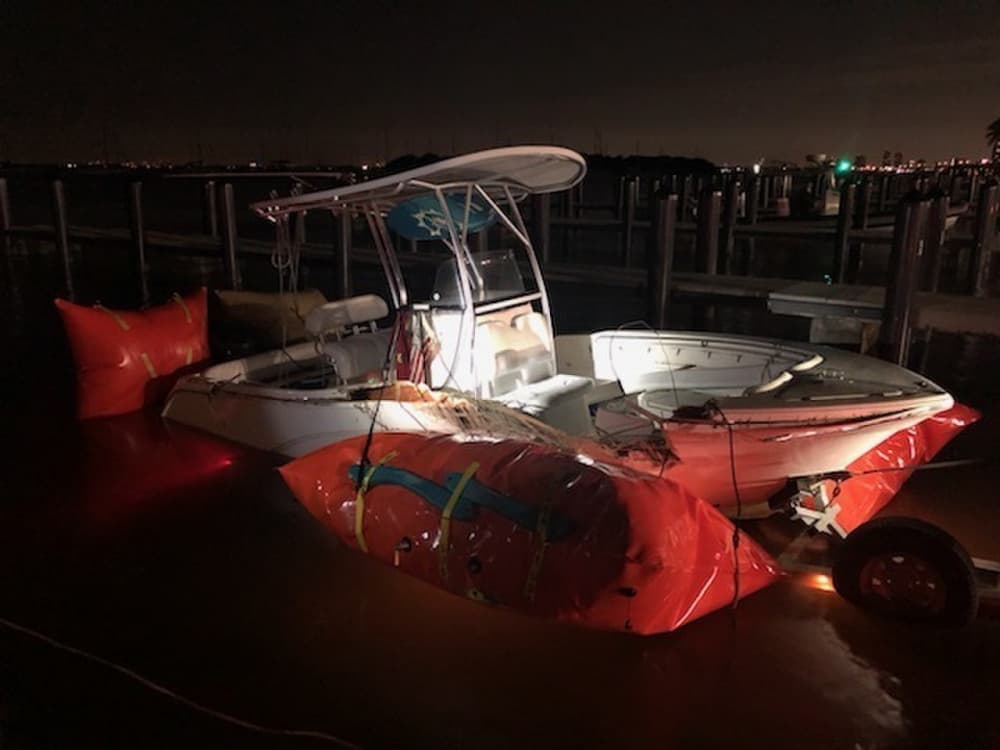 Así quedó una de las embarcaciones que chocaron este lunes por la noche en Key Biscayne.