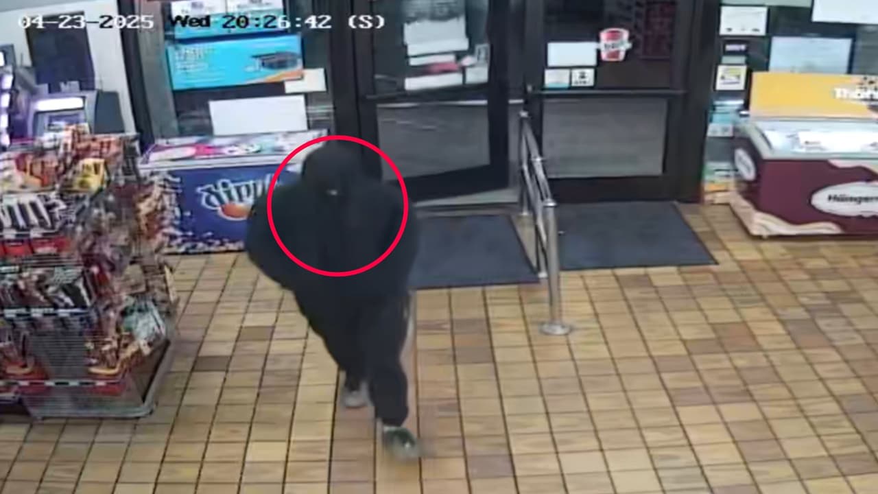 Según el informe, minutos antes del ataque,
<b>el sospechoso también estaba al interior del restaurante</b>.