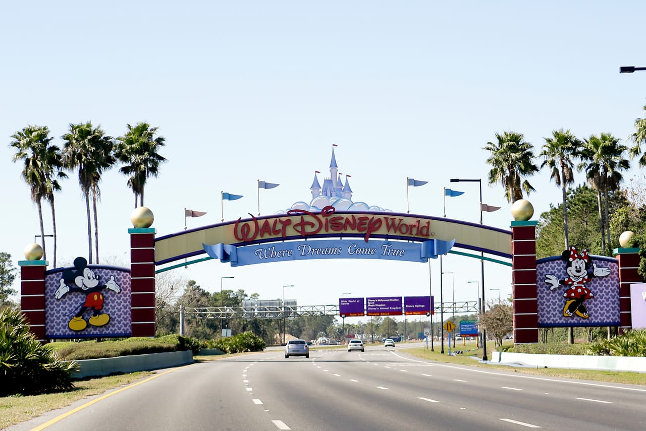 Disney prevé caída en asistencia a parques por baja del turismo extranjero ante políticas de Trump
