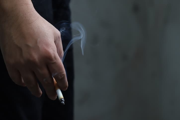 La FDA planea reducir al mínimo límites de nicotina en cigarrillos: esto es lo que debes saber