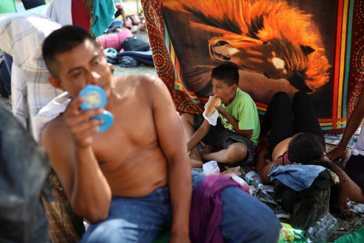 Donald Trump comenzó a criticar la caravana vía Twitter una semana después que comenzó al sen Chiapas. Ha exigido a México que la pare y ha pedido al Congreso de Estados Unidos que
<b>apruebe leyes más estrictas para</b>, según él, controlar el flujo de indocumentados.