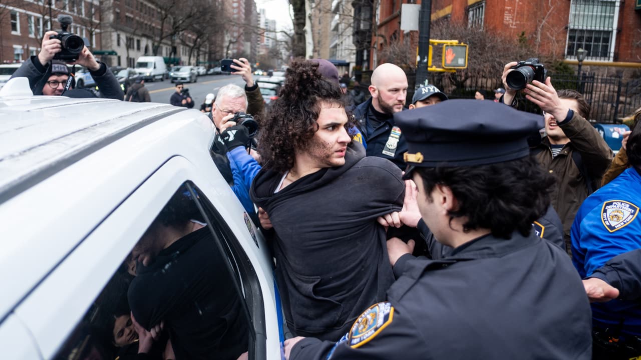 Dos jóvenes de Bucks acusados de terrorismo por explosivos en protesta en NYC