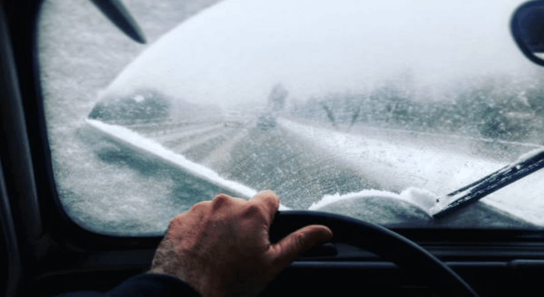 Asegúrese que todos tengan puestos los cinturones de seguridad y preste toda atención a las condiciones de la carretera.