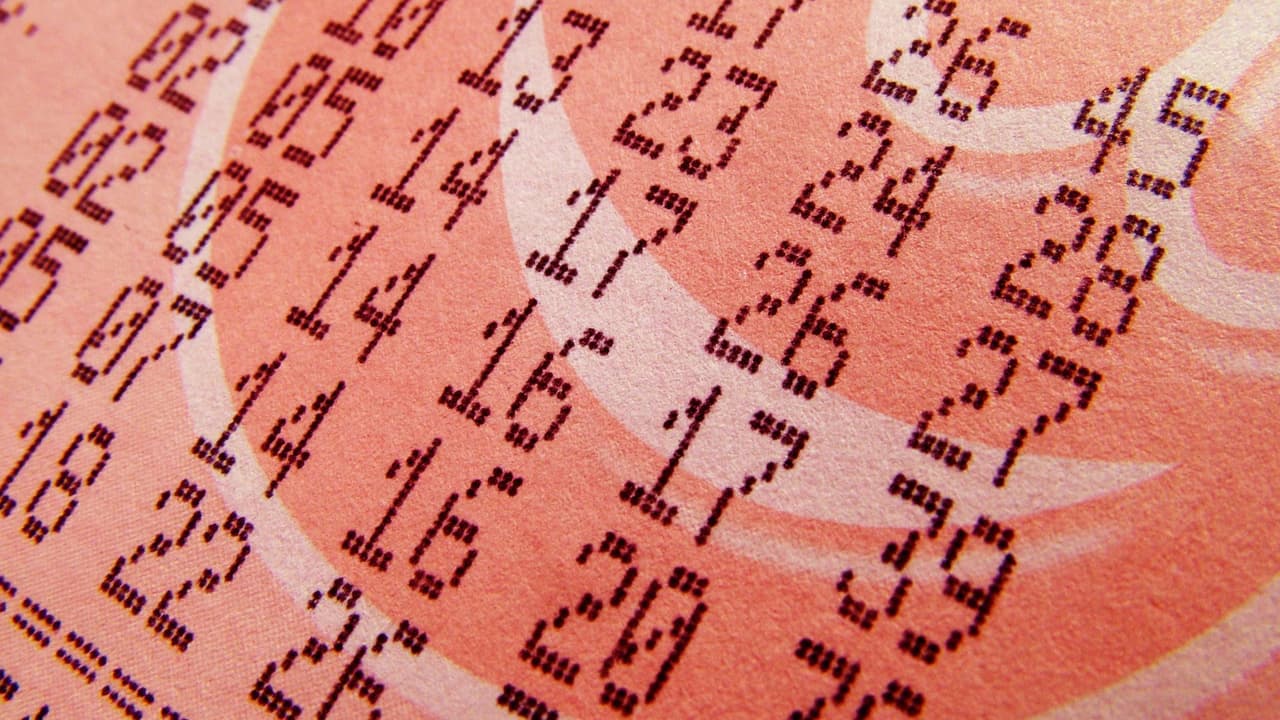 <h3 class="cms-H3-H3">¿Por qué este aumento? </h3>
<br>Joshua Johnston, director
<a href="https://www.megamillions.com/" target="_blank">del consorcio de Mega Millions</a>, explicó que
<b>el objetivo es hacer el juego más atractivo tanto para los jugadores habituales como para los nuevos</b>. “Esperamos ver
<b>más premios de mil millones de dólares que nunca antes</b>, lo que significa más multimillonarios y muchos más millonarios a medida que los botes sigan creciendo”, afirmó Johnston.