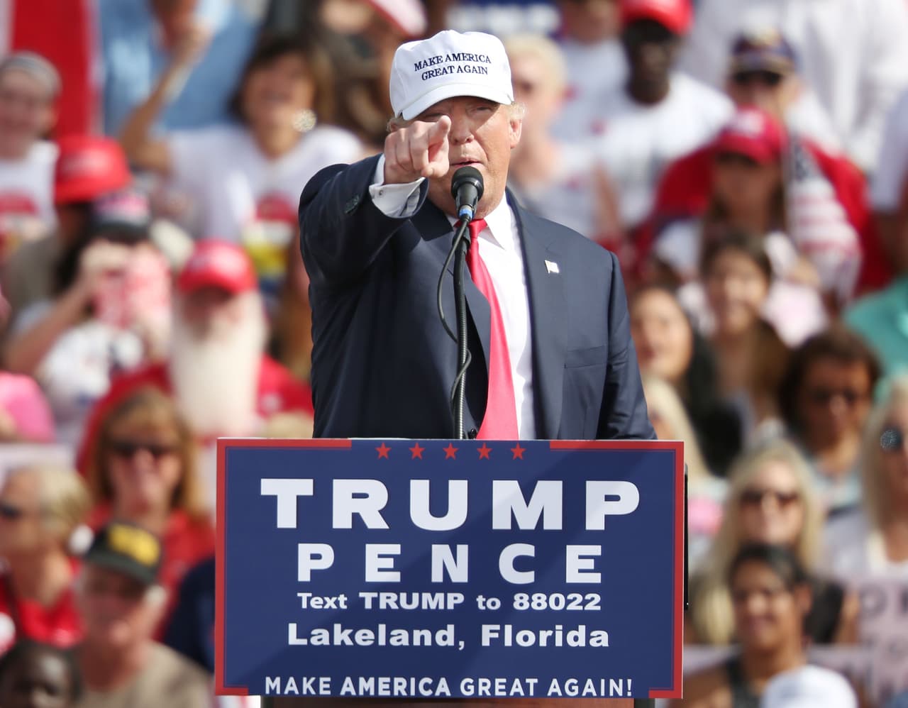 Una investigación desbarata la teoría de Trump de que su campaña fue espiada por el FBI, señalan reportes