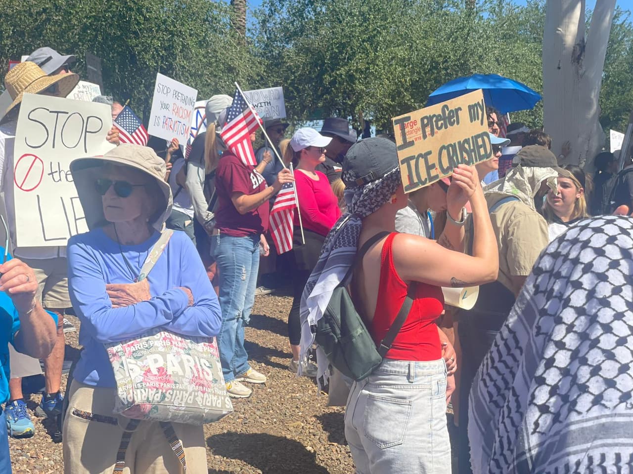 <b>Unas 2,000 personas</b> comenzaron a reunirse en el punto alrededor de las 9 de la mañana.