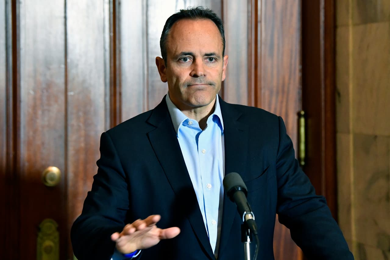 Antes de dejar el cargo, el gobernador saliente de Kentucky concedió 400 indultos, entre ellos a dos presos por asesinatos