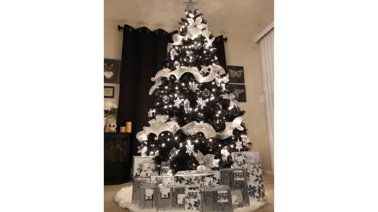 Árbol de Navidad negro con adornos blancos y muchas luces