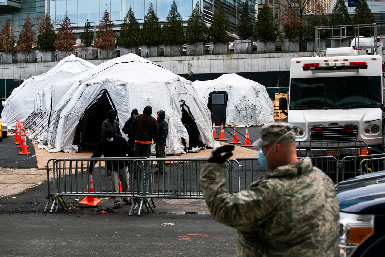 Estas carpas instaladas en la parte trasera del Hospital Bellevue en Manhattan, con la ayuda de la Guardia Nacional, servirán como morgue temporal para recibir a los fallecidos por el coronavirus.